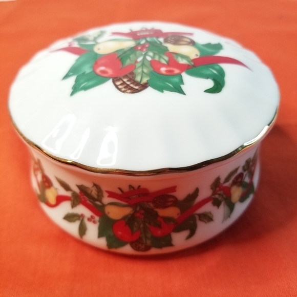 Vintage Heritage House Round Christmas Fine Porcelain Trinket Music Box. - Picture 2 of 7